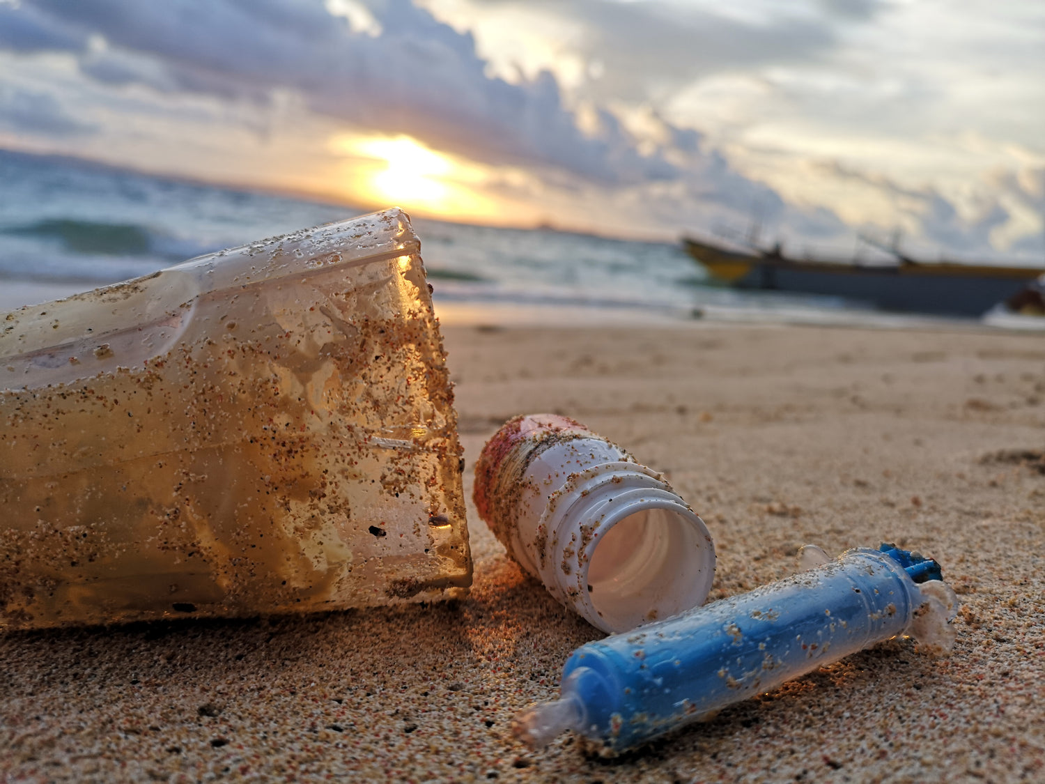 Bannerbild. Zeigt Plastikflaschen die am Strand liegen.